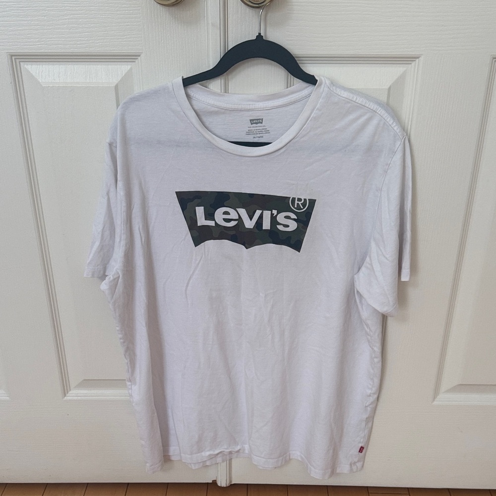Levi's Men White T-Shirt with Camouflage Logo